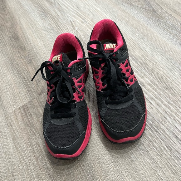 NIKE SHOES - Picture 4 of 9